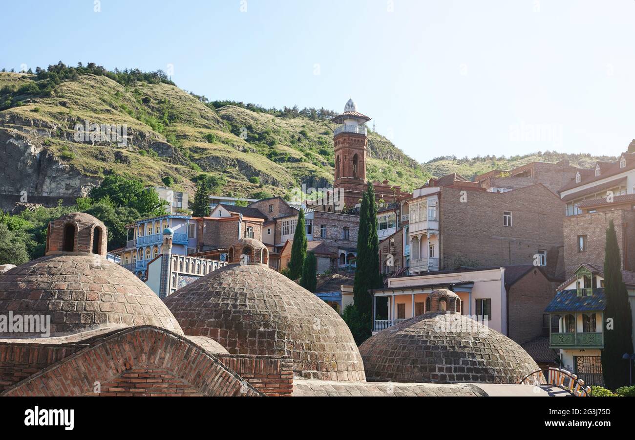 Bagni solforati a cupola tetti nella città di Tbilisi in giornata di sole Foto Stock