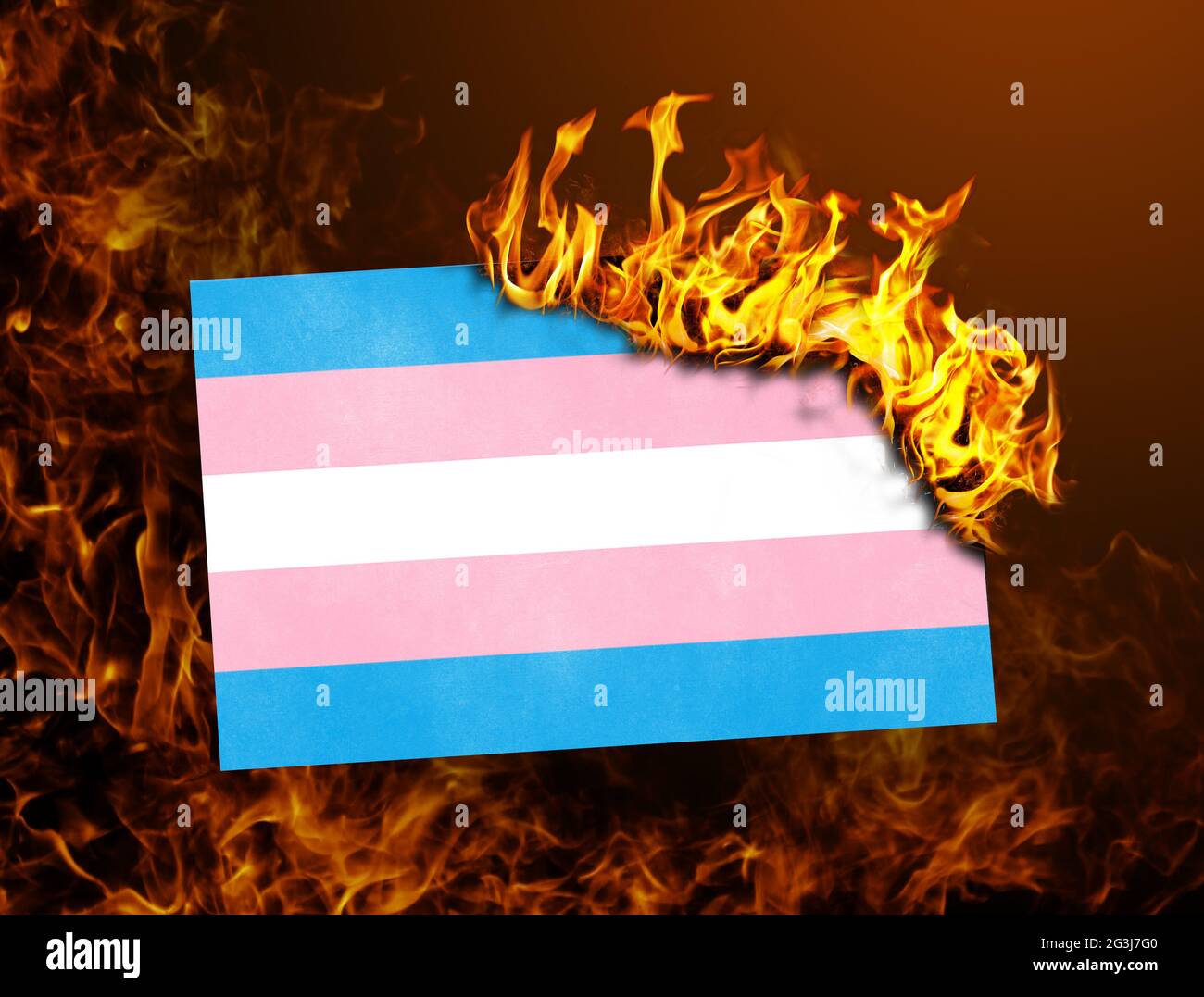 Bandiera che brucia - Pride Trans Foto Stock