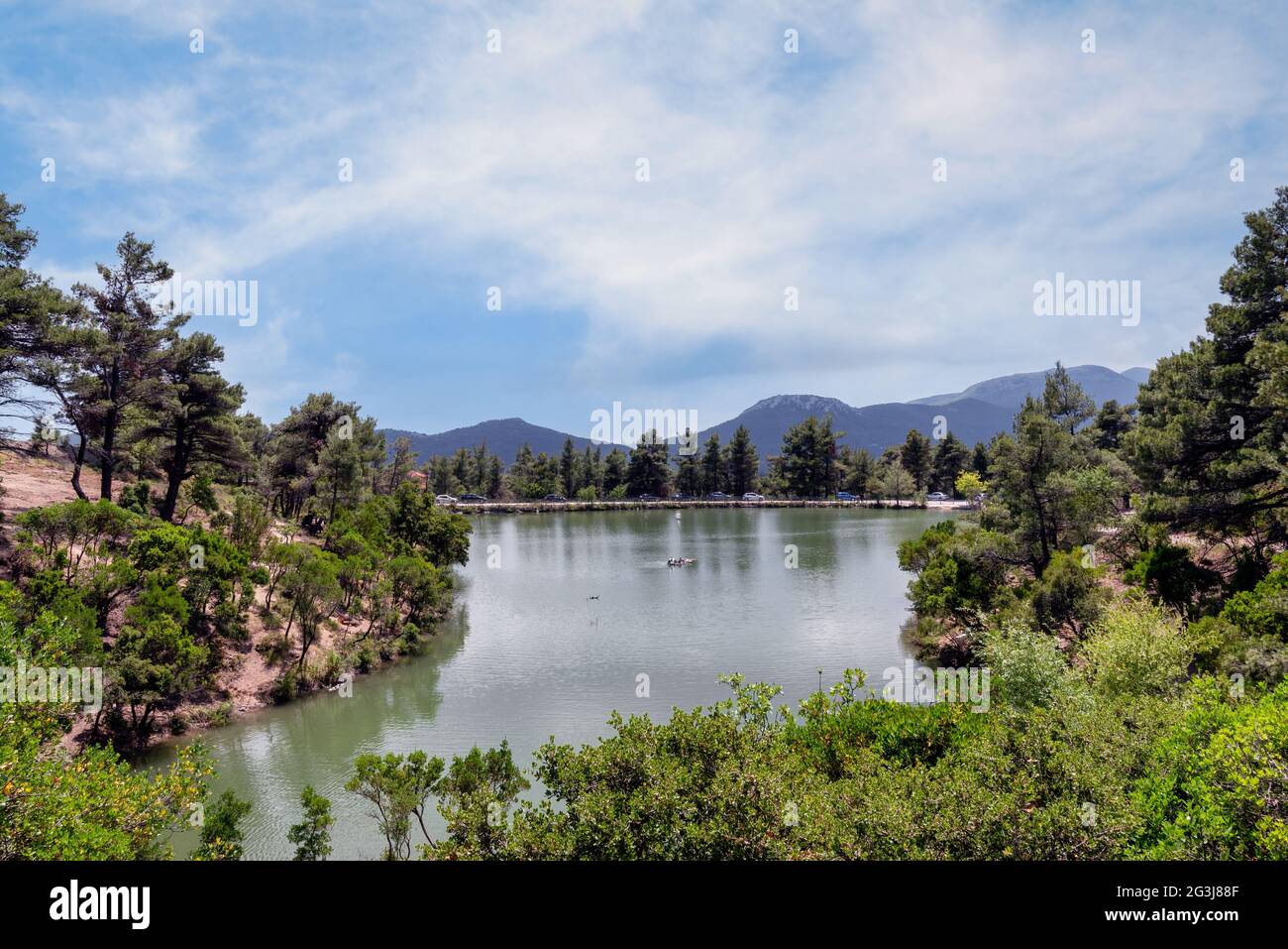 Vista panoramica sul lago di Beletsi e sulla splendida natura che circonda il lago. Si trova ad un'altitudine di 600 metri sul monte Parnes, Atene Foto Stock