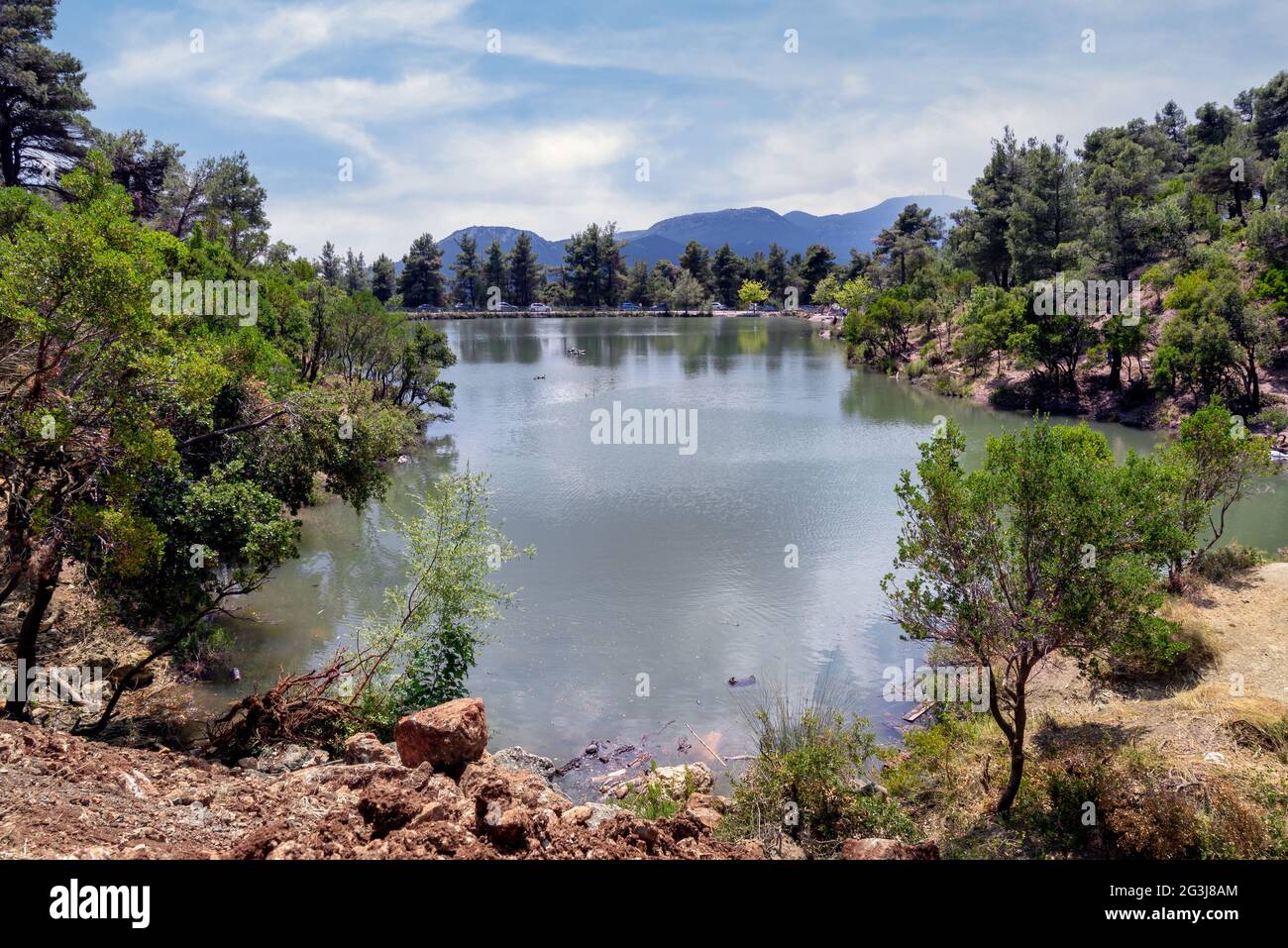 Vista panoramica sul lago di Beletsi e sulla splendida natura che circonda il lago. Si trova ad un'altitudine di 600 metri sul monte Parnes, Atene Foto Stock