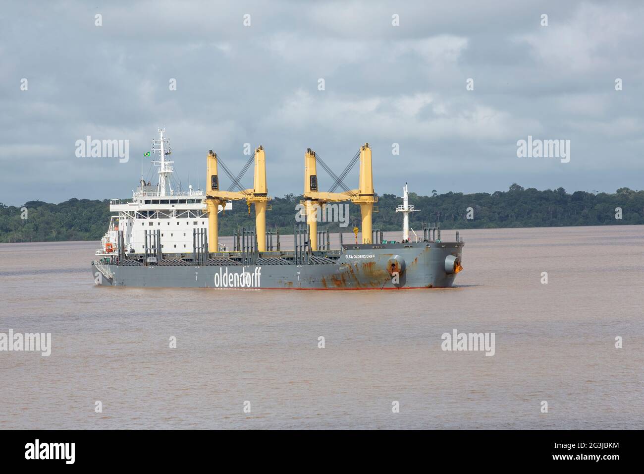 Nave da carico generale, Elsa Oldendorff, vela sul fiume Amazzonia, Santarem, con foresta pluviale tropicale sullo sfondo Foto Stock