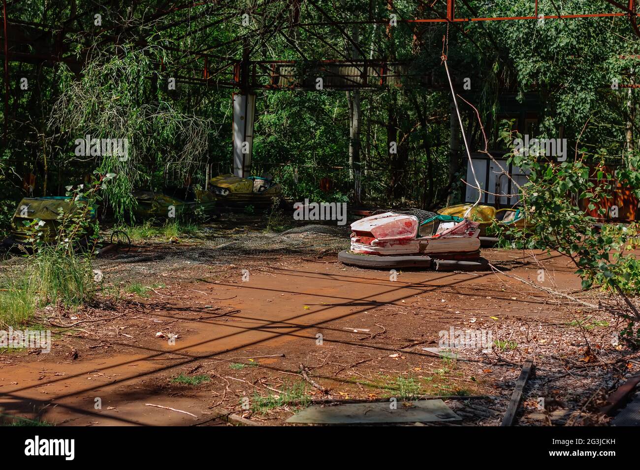 Abbandonato giro in auto di divertimenti nel parco delle attrazioni della città fantasma di Pripyat nella zona di esclusione di Chernobyl, catastrofe nucleare Foto Stock