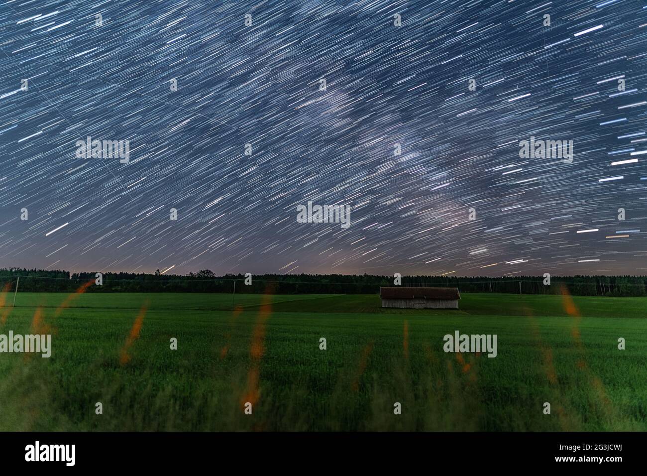 Stalle su una piccola capanna in un terreno agricolo alla notte stellata, bella natura e concetto di movimento della terra. Foto Stock