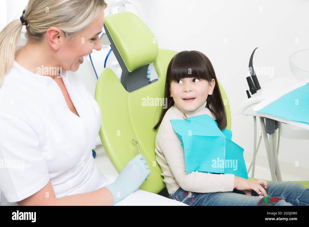 Bambina a studio dentistico Foto Stock