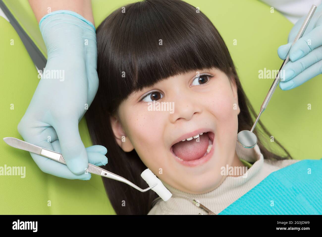 Bambina a studio dentistico Foto Stock