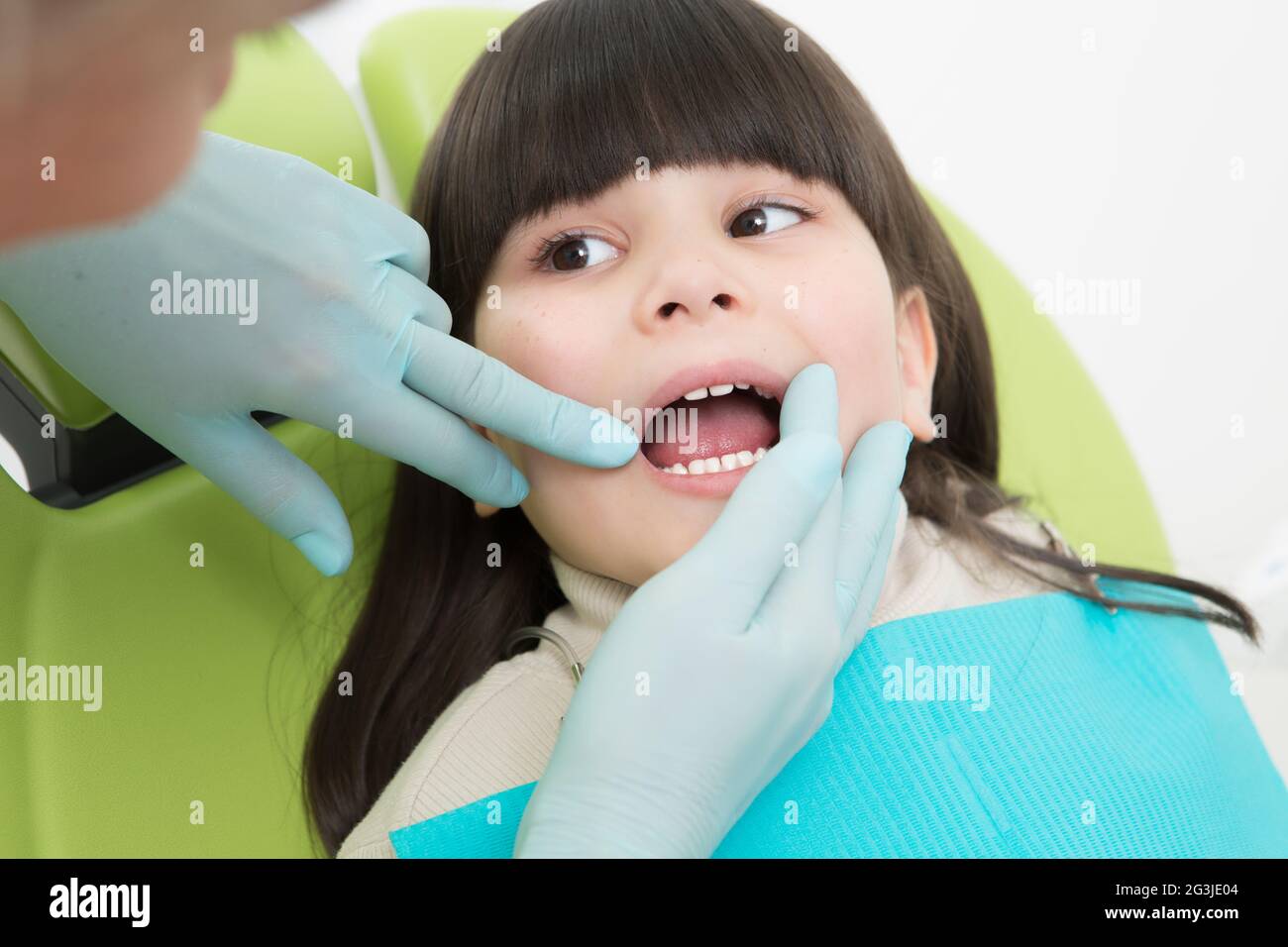 Bambina a studio dentistico Foto Stock