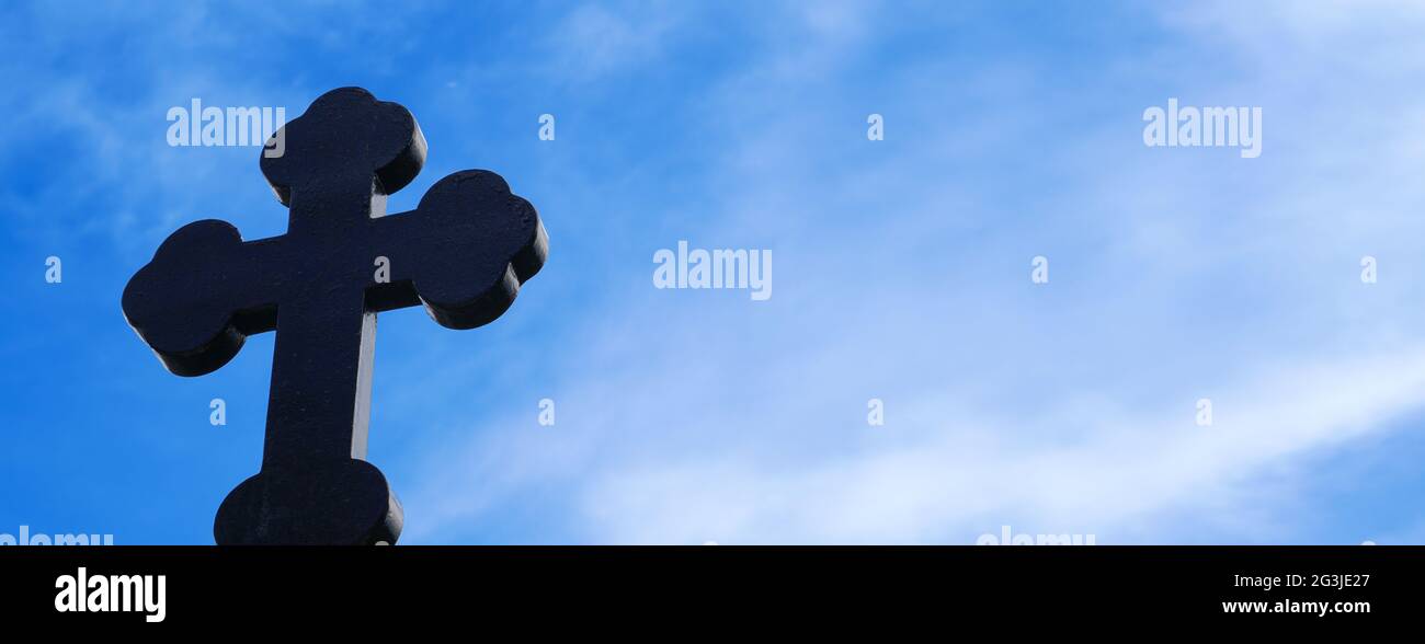 Bandiera orizzontale con la Santa croce contro il cielo blu. Concetto di fede religiosa. Autentica immagine ampia spirituale che rappresenta l'accettazione di Dio Foto Stock