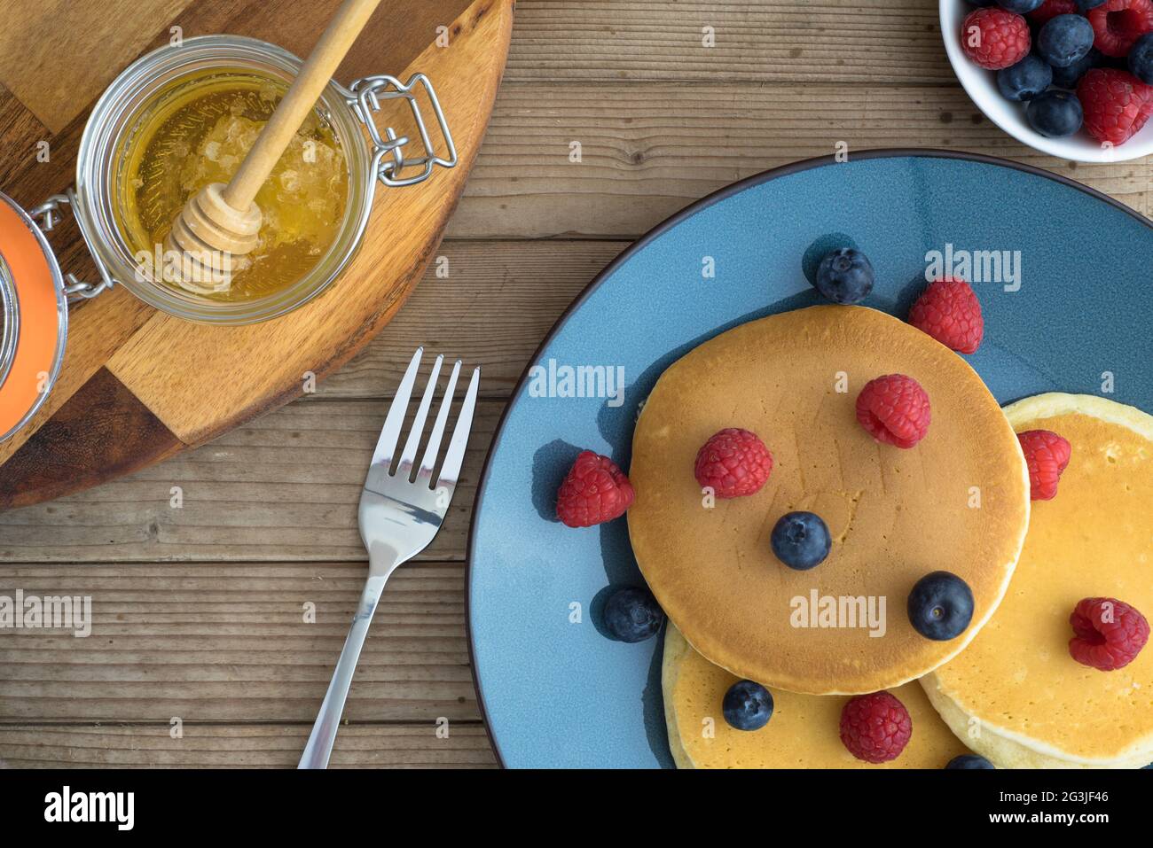 Colazione a base di frutta e pancake all'aperto in estate Foto Stock