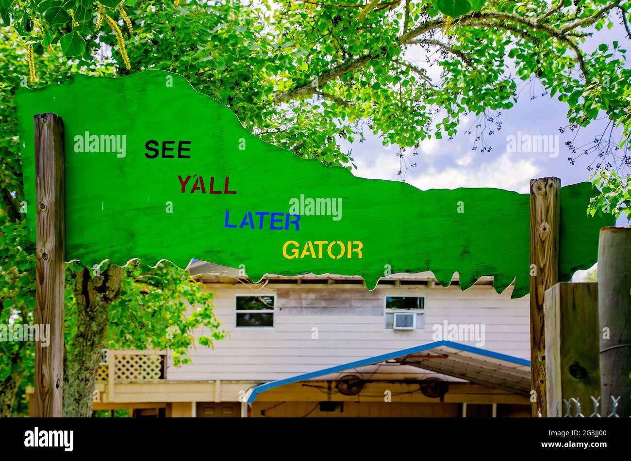 Un cartello all'uscita del Gulf Coast Gator Ranch si riferisce alla rima dei bambini, "See ya Later, alligator", 9 giugno 2021, a Moss Point, Mississippi. Foto Stock