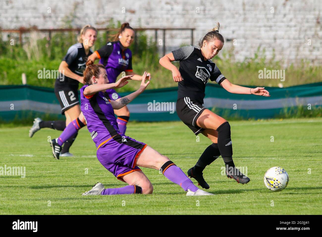 Shettleston, Glasgow, 16/06/2021 azione durante la Scottish Building Society Scottish Women's Premier League 2 Fixture Glasgow Women FC vs Dundee United FC, Greenfield Park,Shettleston, Glasgow, 16/06/2021 | Credit Colin Poultney | www.Alamy.co.uk Foto Stock