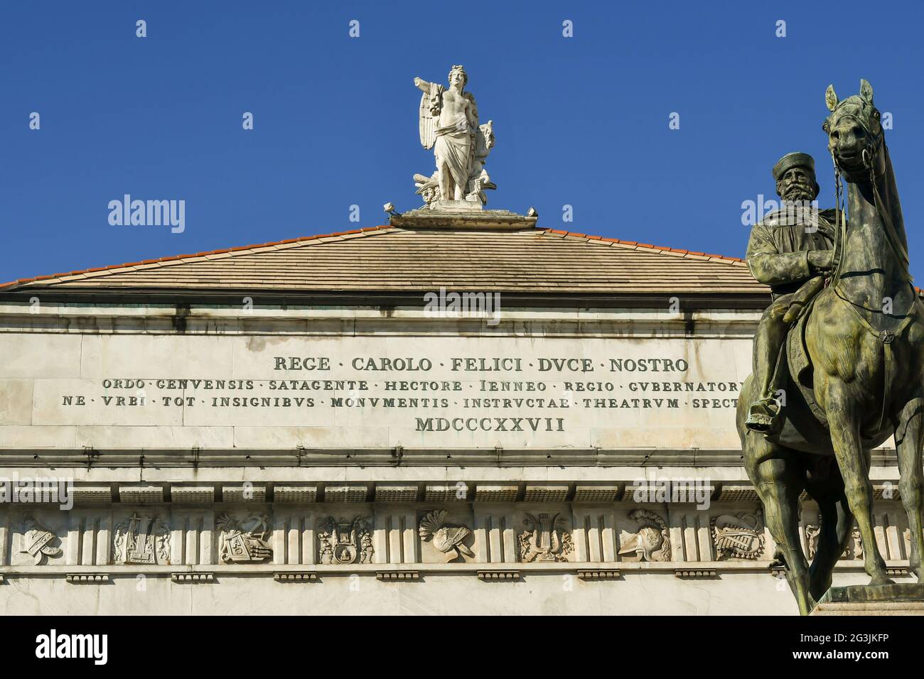 Statua equestre di Giuseppe Garibaldi e cima del Teatro Carlo Felice con la statua del "genio dell'armonia" in cima, Genova, Liguria, Italia Foto Stock