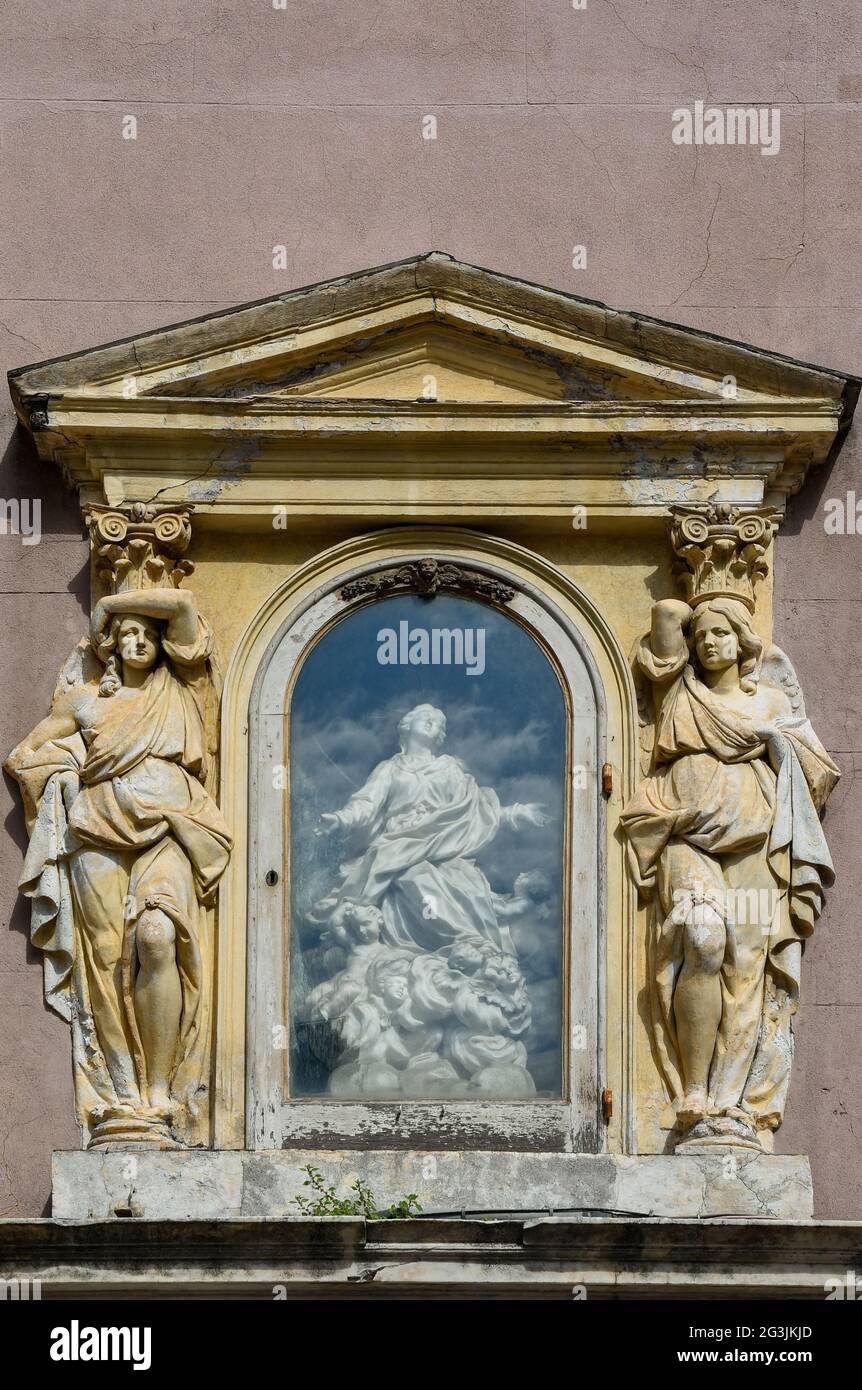 Primo piano del tabernacolo a muro dedicato alla Madonna Assunta in via di porta Soprana, Genova, Liguria, Italia Foto Stock
