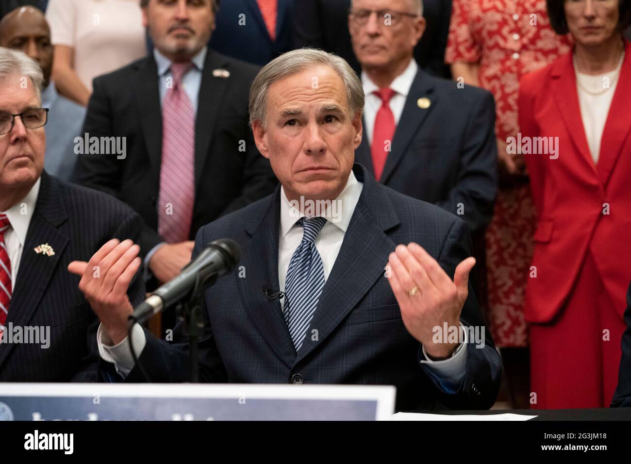 Austin, Texas, USA, giugno 16 2021: Leader politici del Texas, tra cui Gov. GREG ABBOTT (c) e Lt. Gov. DAN PATRICK (l) annuncia una campagna per costruire un muro di confine meridionale con il Messico utilizzando una combinazione di stato e fondi privati donati. Abbott ha espresso frustrazione per l'arresto della costruzione del muro da parte del presidente Biden, che secondo lui ha provocato l'esplosione dei numeri delle migrazioni al confine. Credit: Bob Daemmrich/Alamy Live News Foto Stock