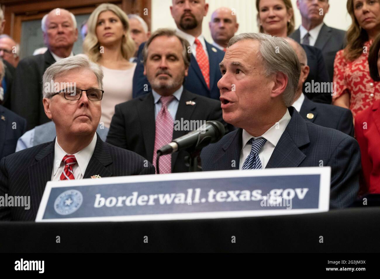 Austin, Texas, USA, giugno 16 2021: Leader politici del Texas, tra cui Gov. GREG ABBOTT (c) e Lt. Gov. DAN PATRICK (l) annuncia una campagna per costruire un muro di confine meridionale con il Messico utilizzando una combinazione di stato e fondi privati donati. Abbott ha espresso frustrazione per l'arresto della costruzione del muro da parte del presidente Biden, che secondo lui ha provocato l'esplosione dei numeri delle migrazioni al confine. Credit: Bob Daemmrich/Alamy Live News Foto Stock