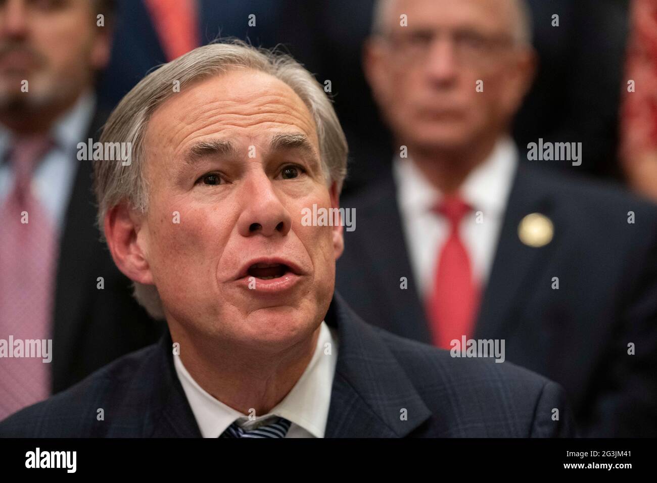 Austin, Texas, USA, 16 2021 giugno: Texas Gov. GREG ABBOTT annuncia una campagna per costruire un muro di confine meridionale con il Messico utilizzando una combinazione di fondi statali e privati. Abbott ha espresso frustrazione per l'arresto della costruzione del muro da parte del presidente Biden, che secondo lui ha provocato l'esplosione dei numeri delle migrazioni al confine. Credit: Bob Daemmrich/Alamy Live News Foto Stock