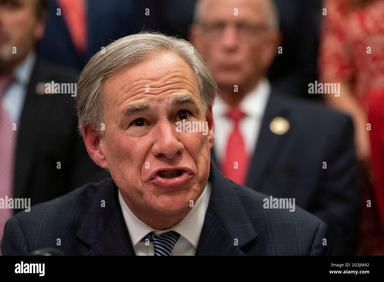 Austin, Texas, USA, 16 2021 giugno: Texas Gov. GREG ABBOTT annuncia una campagna per costruire un muro di confine meridionale con il Messico utilizzando una combinazione di fondi statali e privati. Abbott ha espresso frustrazione per l'arresto della costruzione del muro da parte del presidente Biden, che secondo lui ha provocato l'esplosione dei numeri delle migrazioni al confine. Credit: Bob Daemmrich/Alamy Live News Foto Stock