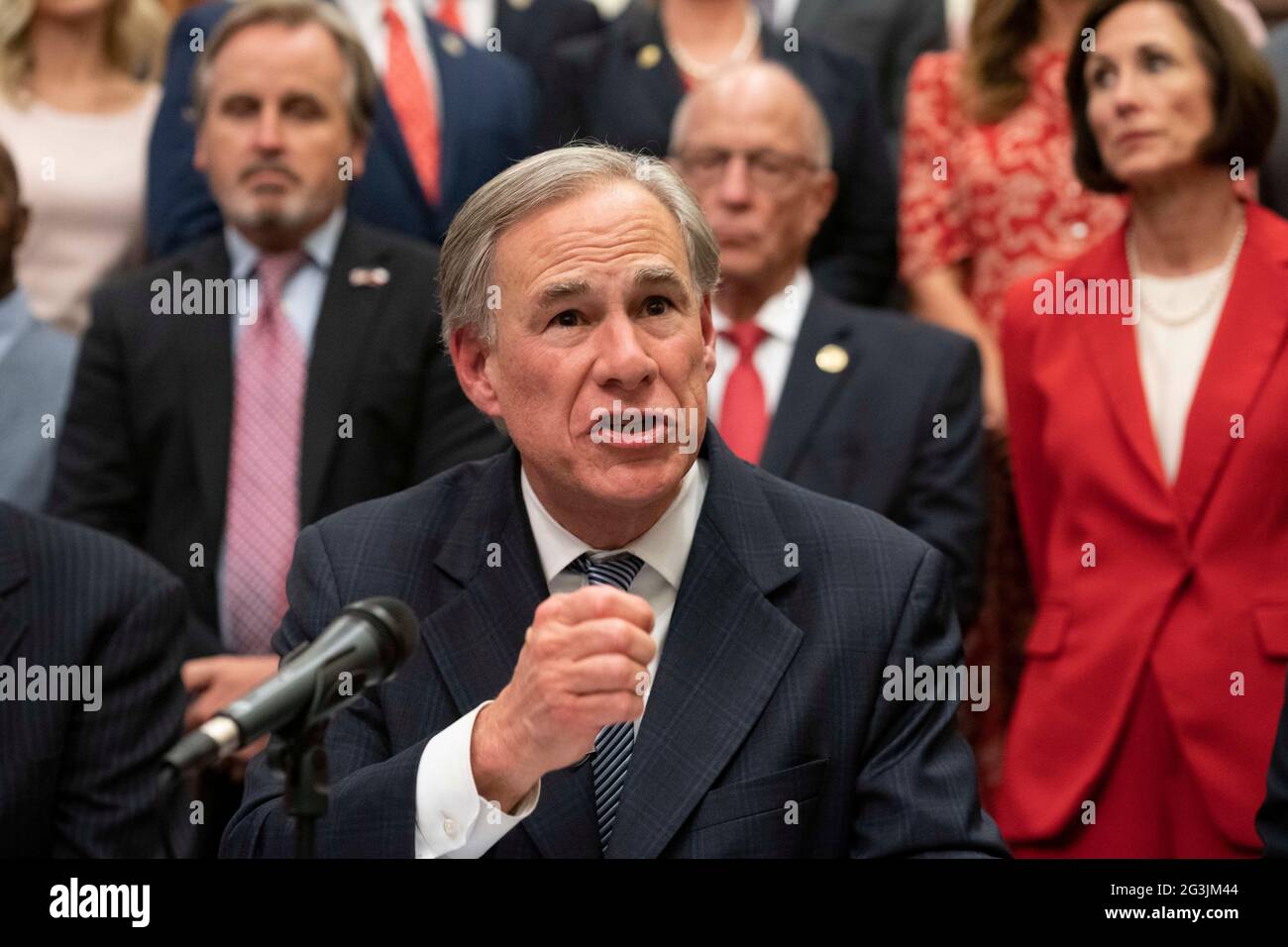 Austin, Texas, USA, 16 2021 giugno: Texas Gov. GREG ABBOTT annuncia una campagna per costruire un muro di confine meridionale con il Messico utilizzando una combinazione di fondi statali e privati. Abbott ha espresso frustrazione per l'arresto della costruzione del muro da parte del presidente Biden, che secondo lui ha provocato l'esplosione dei numeri delle migrazioni al confine. Credit: Bob Daemmrich/Alamy Live News Foto Stock