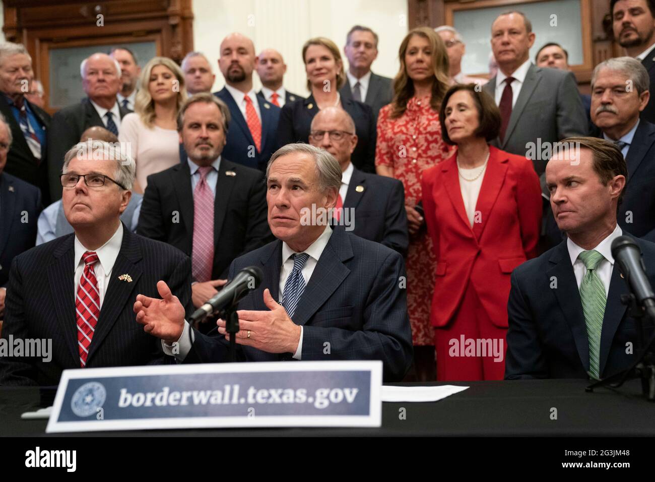 Austin, Texas, USA, giugno 16 2021: Leader del Texas tra cui Gov. GREG ABBOTT (c) e Lt. Gov. DAN PATRICK (l) annuncia una campagna per costruire un muro di confine meridionale con il Messico utilizzando una combinazione di stato e fondi privati donati. Abbott ha espresso frustrazione per l'arresto della costruzione del muro da parte del presidente Biden, che secondo lui ha provocato l'esplosione dei numeri delle migrazioni al confine. A destra si trova l'altoparlante DADE PHELAN. Credit: Bob Daemmrich/Alamy Live News Foto Stock