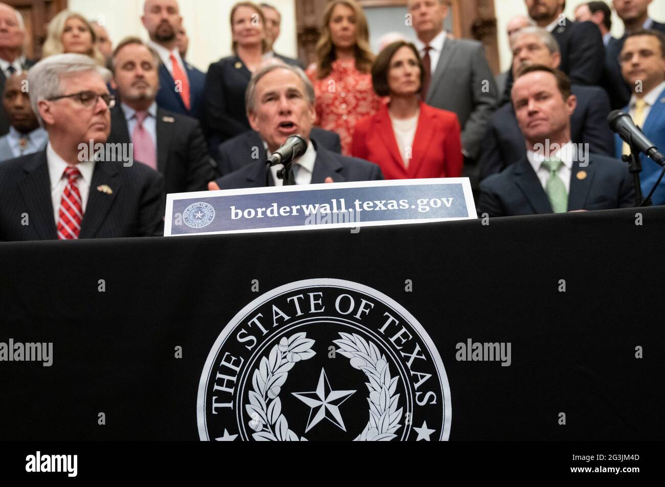 Austin, Texas, USA, giugno 16 2021: Leader politici del Texas, tra cui Gov. GREG ABBOTT (c) e Lt. Gov. DAN PATRICK (l) annuncia una campagna per costruire un muro di confine meridionale con il Messico utilizzando una combinazione di stato e fondi privati donati. Abbott ha espresso frustrazione per l'arresto della costruzione del muro da parte del presidente Biden, che secondo lui ha provocato l'esplosione dei numeri delle migrazioni al confine. Credit: Bob Daemmrich/Alamy Live News Foto Stock