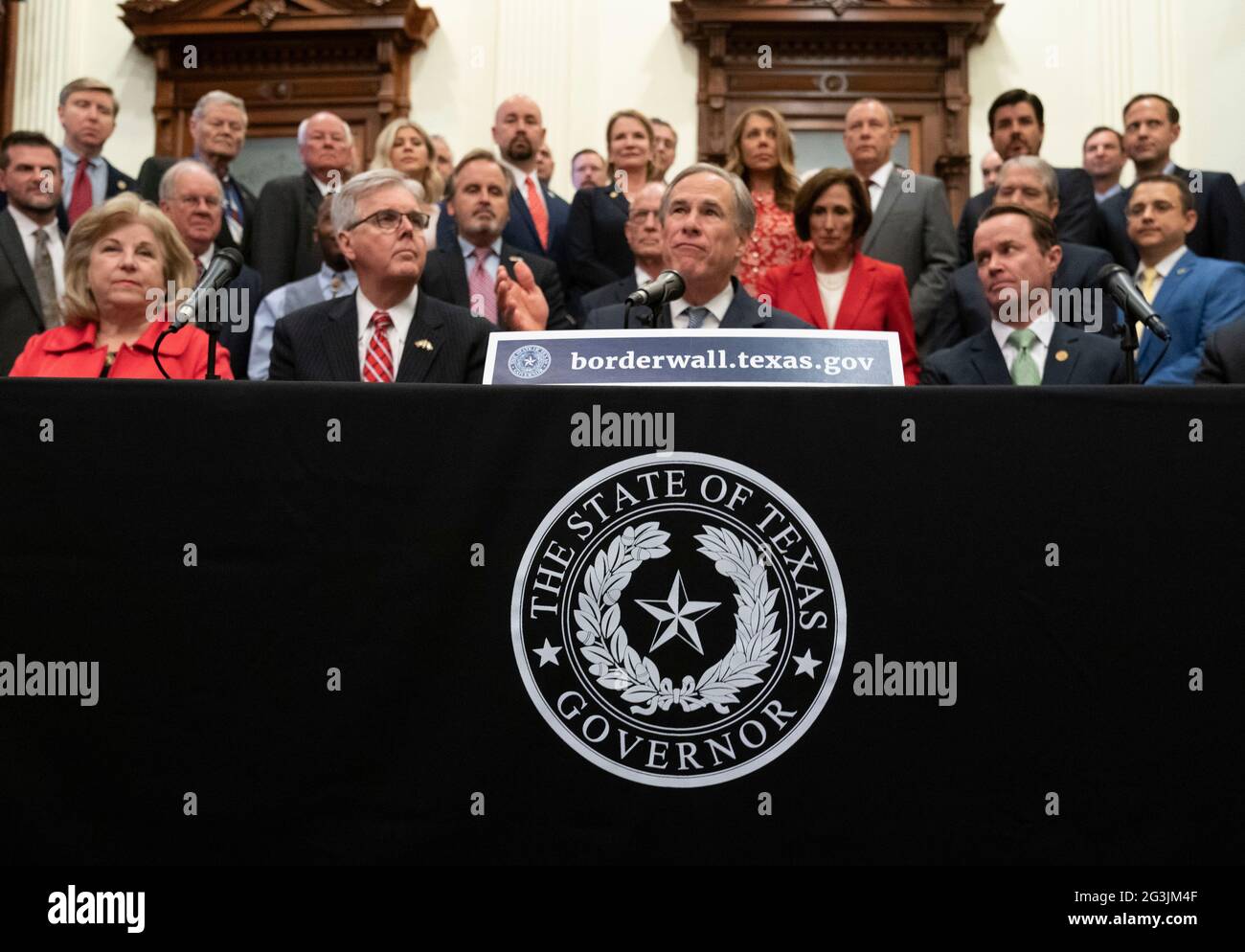 Austin, Texas, USA, giugno 16 2021: Leader politici del Texas, tra cui Gov. GREG ABBOTT (c) e Lt. Gov. DAN PATRICK (l) annuncia una campagna per costruire un muro di confine meridionale con il Messico utilizzando una combinazione di stato e fondi privati donati. Abbott ha espresso frustrazione per l'arresto della costruzione del muro da parte del presidente Biden, che secondo lui ha provocato l'esplosione dei numeri delle migrazioni al confine. Credit: Bob Daemmrich/Alamy Live News Foto Stock