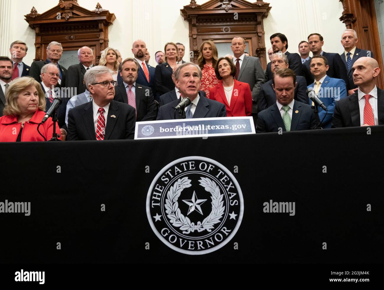 Austin, Texas, USA, giugno 16 2021: Leader politici del Texas, tra cui Gov. GREG ABBOTT (c) e Lt. Gov. DAN PATRICK (l) annuncia una campagna per costruire un muro di confine meridionale con il Messico utilizzando una combinazione di stato e fondi privati donati. Abbott ha espresso frustrazione per l'arresto della costruzione del muro da parte del presidente Biden, che secondo lui ha provocato l'esplosione dei numeri delle migrazioni al confine. Credit: Bob Daemmrich/Alamy Live News Foto Stock