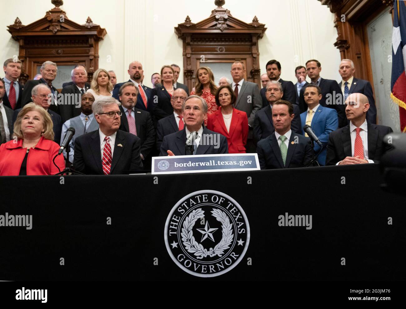 Austin, Texas, USA, giugno 16 2021: Leader politici del Texas, tra cui Gov. GREG ABBOTT (c) e Lt. Gov. DAN PATRICK (l) annuncia una campagna per costruire un muro di confine meridionale con il Messico utilizzando una combinazione di stato e fondi privati donati. Abbott ha espresso frustrazione per l'arresto della costruzione del muro da parte del presidente Biden, che secondo lui ha provocato l'esplosione dei numeri delle migrazioni al confine. Credit: Bob Daemmrich/Alamy Live News Foto Stock