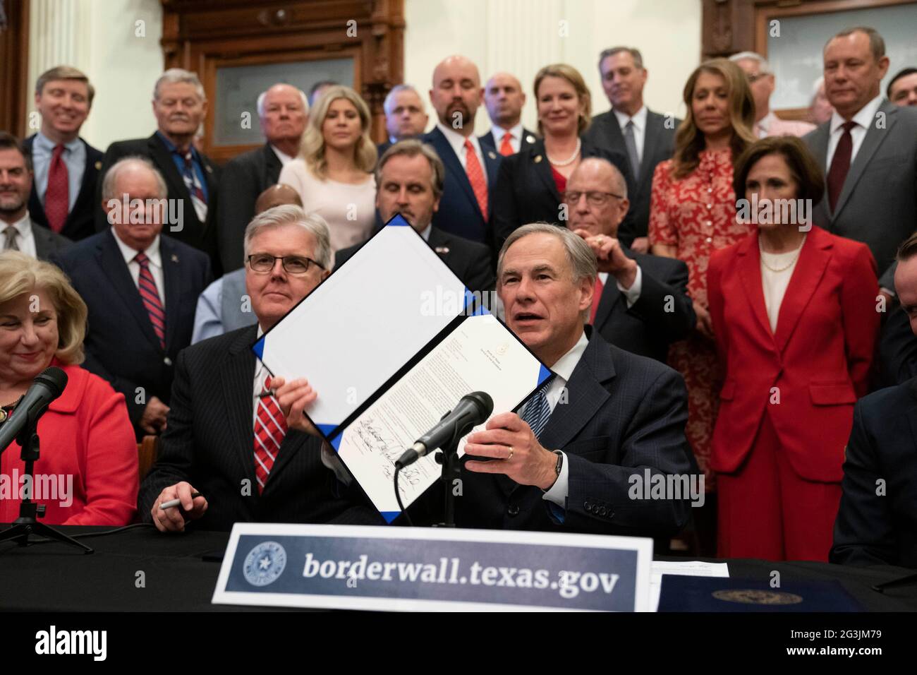 Leader del Texas, tra cui Gov. GREG ABBOTT (c) e Lt. Gov. DAM PATRICK (l) annuncia una campagna per costruire un muro di confine meridionale con il Messico utilizzando una combinazione di stato e fondi privati donati. Abbott ha espresso frustrazione per l'arresto della costruzione del muro da parte del presidente Biden, che secondo lui ha provocato l'esplosione dei numeri delle migrazioni al confine. Credit: Bob Daemmrich/Alamy Live News Foto Stock