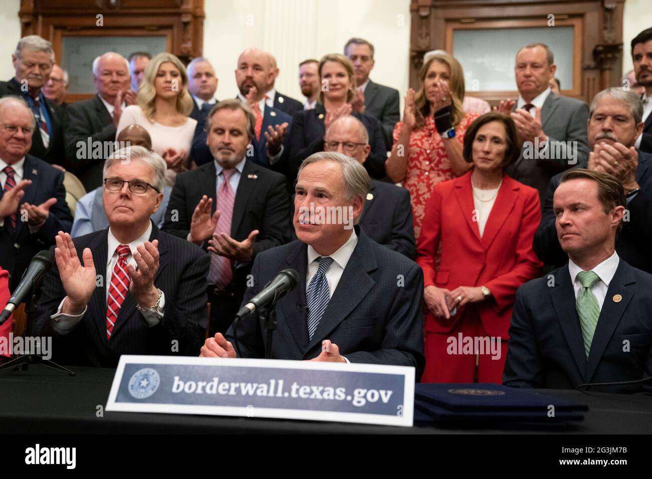Austin, Texas, USA, giugno 16 2021: Leader del Texas tra cui Gov. GREG ABBOTT (c) e Lt. Gov. DAN PATRICK (l) annuncia una campagna per costruire un muro di confine meridionale con il Messico utilizzando una combinazione di stato e fondi privati donati. Abbott ha espresso frustrazione per l'arresto della costruzione del muro da parte del presidente Biden, che secondo lui ha provocato l'esplosione dei numeri delle migrazioni al confine. A destra si trova l'altoparlante DADE PHELAN. Credit: Bob Daemmrich/Alamy Live News Foto Stock