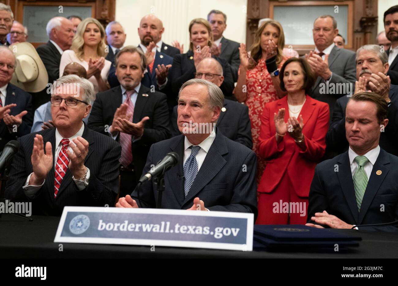 Austin, Texas, USA, giugno 16 2021: Leader del Texas tra cui Gov. GREG ABBOTT (c) e Lt. Gov. DAN PATRICK (l) annuncia una campagna per costruire un muro di confine meridionale con il Messico utilizzando una combinazione di stato e fondi privati donati. Abbott ha espresso frustrazione per l'arresto della costruzione del muro da parte del presidente Biden, che secondo lui ha provocato l'esplosione dei numeri delle migrazioni al confine. A destra si trova l'altoparlante DADE PHELAN. Credit: Bob Daemmrich/Alamy Live News Foto Stock