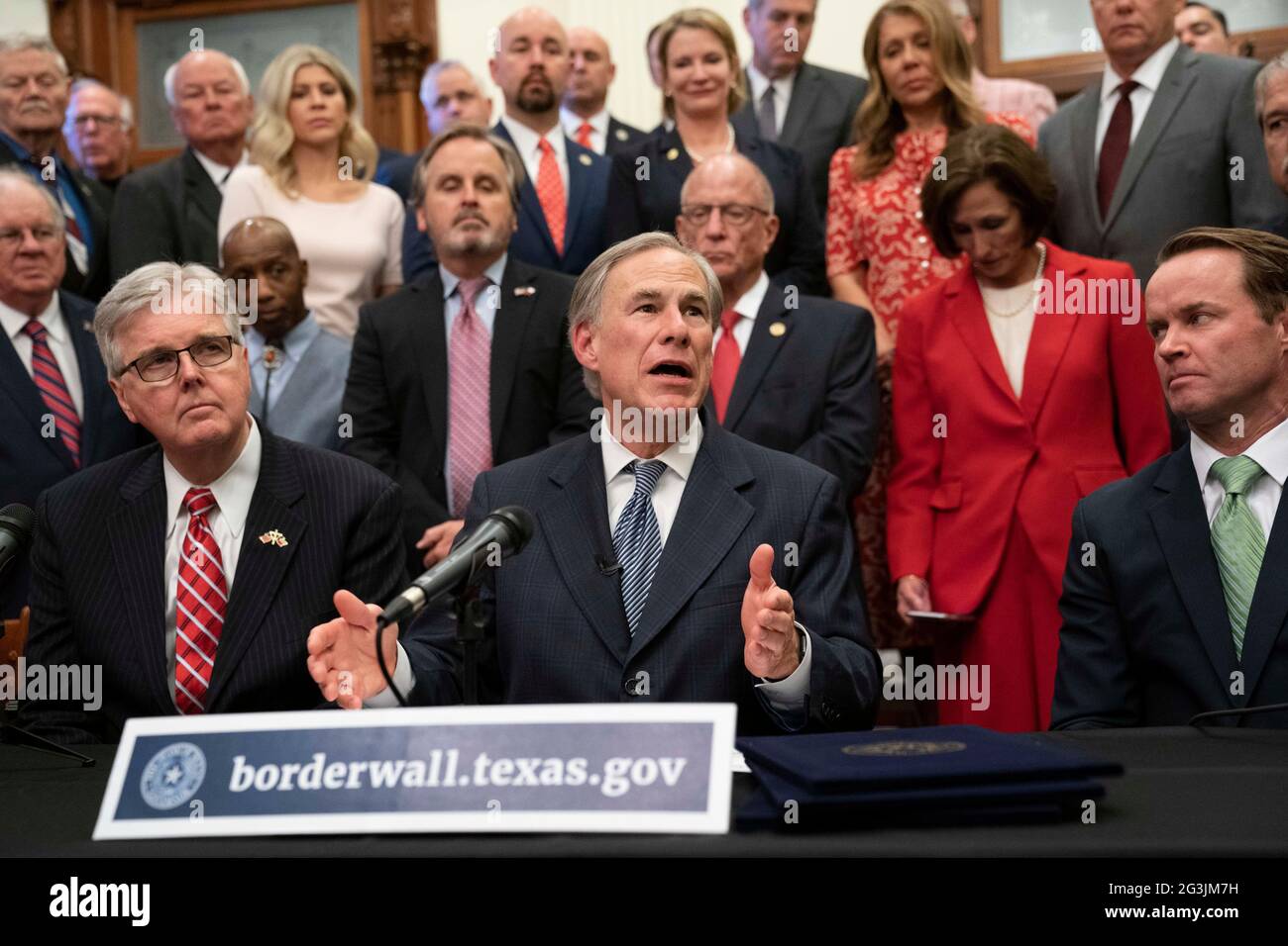 Austin, Texas, USA, giugno 16 2021: Leader del Texas tra cui Gov. GREG ABBOTT (c) e Lt. Gov. DAN PATRICK (l) annuncia una campagna per costruire un muro di confine meridionale con il Messico utilizzando una combinazione di stato e fondi privati donati. Abbott ha espresso frustrazione per l'arresto della costruzione del muro da parte del presidente Biden, che secondo lui ha provocato l'esplosione dei numeri delle migrazioni al confine. A destra si trova l'altoparlante DADE PHELAN. Credit: Bob Daemmrich/Alamy Live News Foto Stock