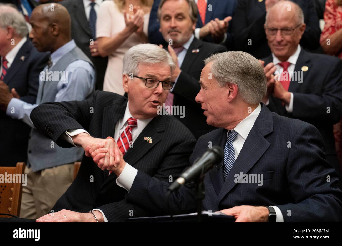 Leader del Texas, tra cui Gov. GREG ABBOTT (c) e Lt. Gov. DAM PATRICK (l) annuncia una campagna per costruire un muro di confine meridionale con il Messico utilizzando una combinazione di stato e fondi privati donati. Abbott ha espresso frustrazione per l'arresto della costruzione del muro da parte del presidente Biden, che secondo lui ha provocato l'esplosione dei numeri delle migrazioni al confine. Credit: Bob Daemmrich/Alamy Live News Foto Stock