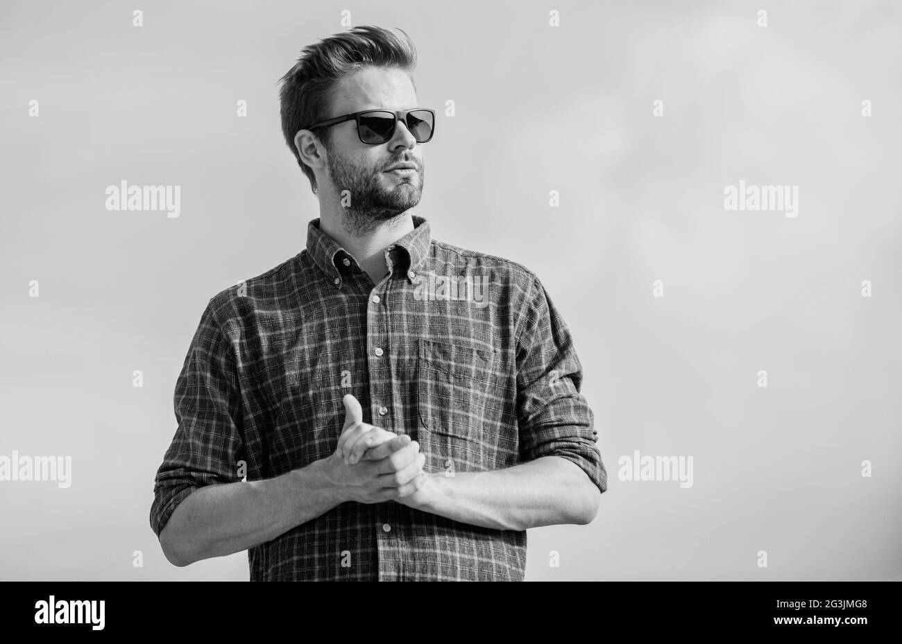 Occhiali da sole alla moda. Uomo eyewear modello outdoor cielo blu sfondo. Concetto di protezione dai raggi ultravioletti. Visione perfetta. Vedi chiaro. Bel ragazzo Foto Stock