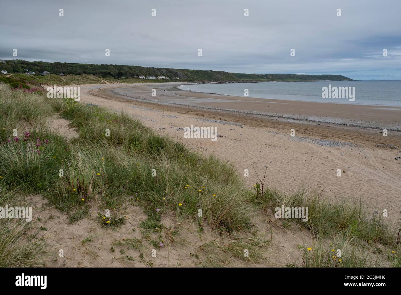 Una vista della spiaggia a Port Eynon nel Galles del Sud, parte dell'area della Penisola di Gower popolare tra i vacanzieri. Foto Stock