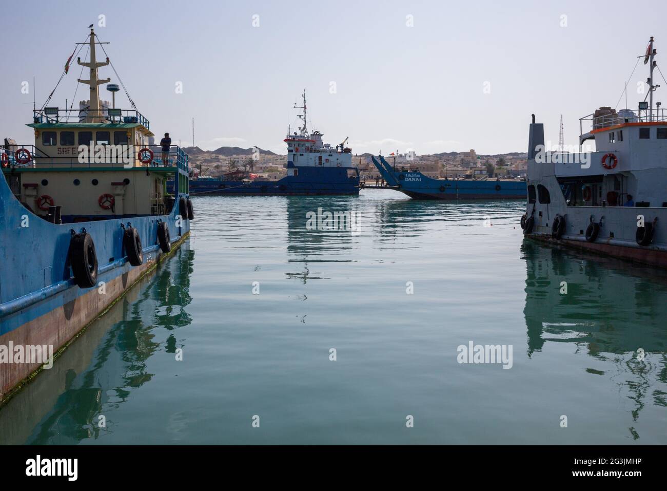 Porto Masirah con varie navi e barche ormeggio Foto Stock