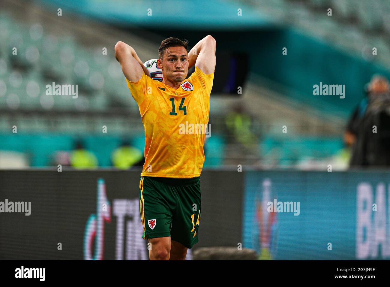 BAKU, AZERBAIJAN - GIUGNO 16: Connor Roberts del Galles ha fatto il pallone durante il Campionato UEFA Euro 2020 Gruppo UNA partita tra Turchia e Galles allo Stadio Olimpico di Baku il 16 giugno 2021 a Baku, Azerbaigian. Foto Stock