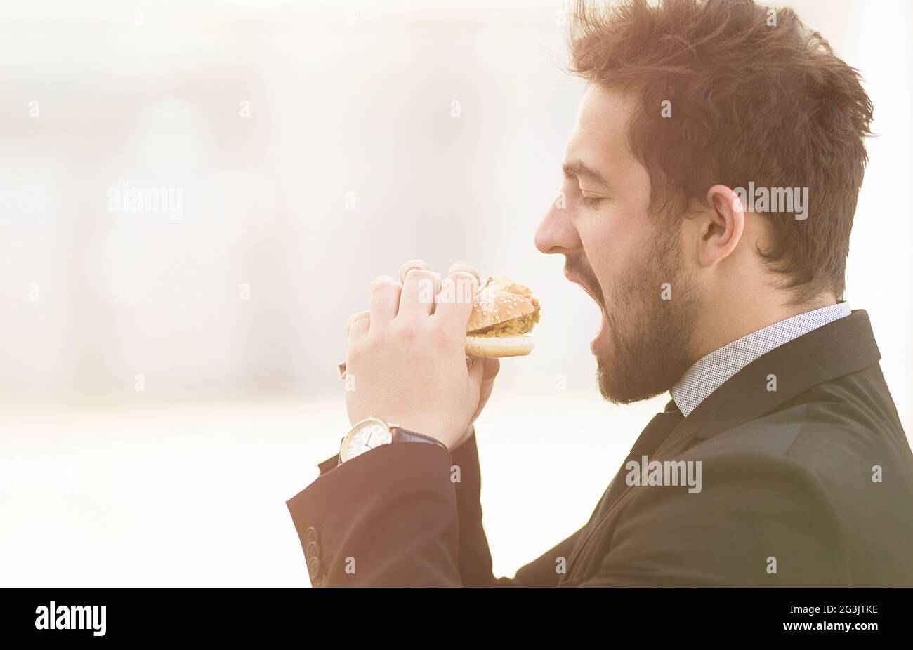 Imprenditore mangiare sul andare Foto Stock