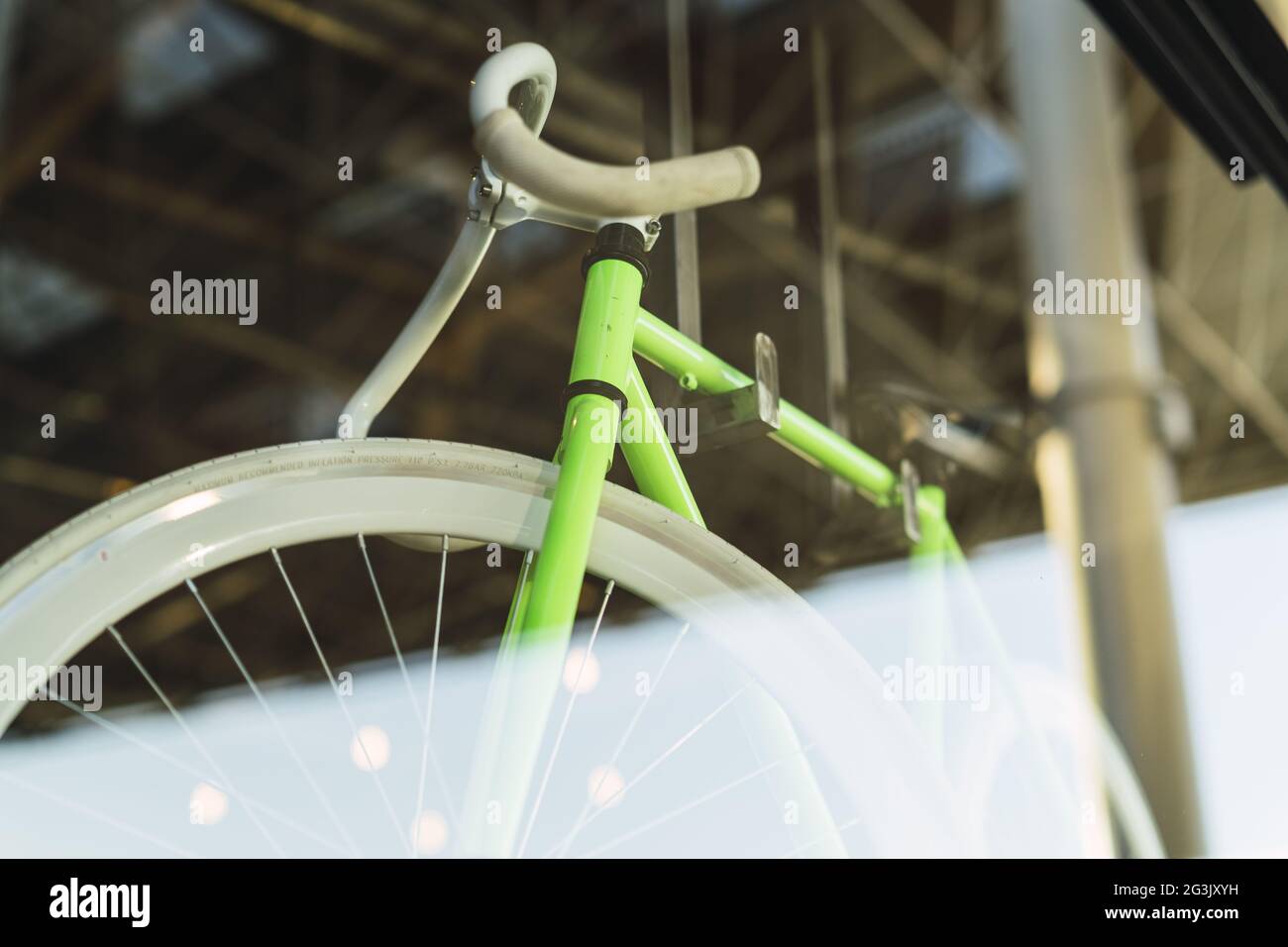 Primo piano di una bicicletta esposta come vista attraverso una parete di vetro di un edificio commerciale Foto Stock