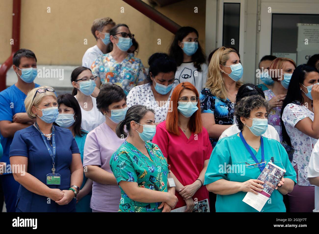 Bucarest, Romania. 16 Giugno 2021. Gli operatori sanitari guardano la performance di una band musicale classica a Bucarest, Romania, il 16 giugno 2021. La band si è esibita per ringraziare gli operatori sanitari che hanno combattuto la pandemia COVID-19 a Bucarest mercoledì. Credit: Cristian Cristel/Xinhua/Alamy Live News Foto Stock