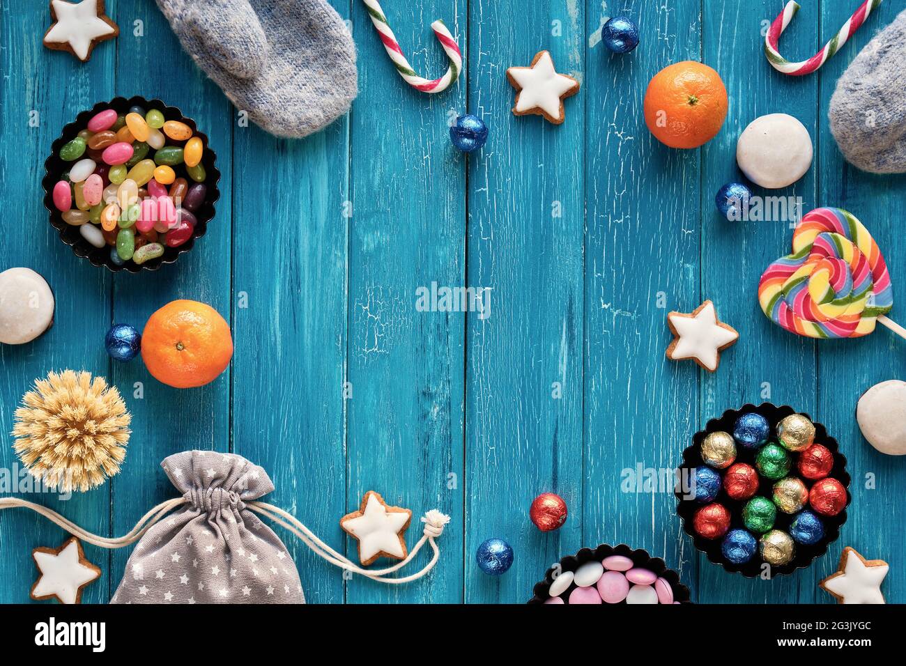 San Nicola Day o Nikolaus Tag in lingua tedesca. Vacanze tradizionali in Germania e in Europa occidentale. Vari dolci, caramelle, biscotti, satsuma e. Foto Stock