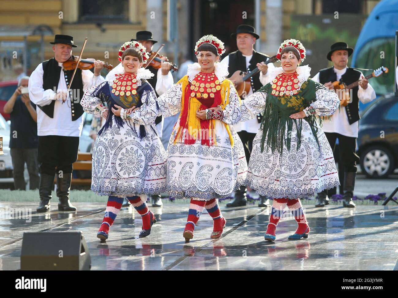 (210616) -- ZAGABRIA, 16 giugno 2021 (Xinhua) -- i membri dell'Ensemble Nazionale di Danza Folcloristica della Croazia LADO si esibiscono sulla scena estiva esterna del Teatro Nazionale Croato a Zagabria, Croazia, 16 giugno 2021. (Matija Habljak/Pixsell via Xinhua) Foto Stock