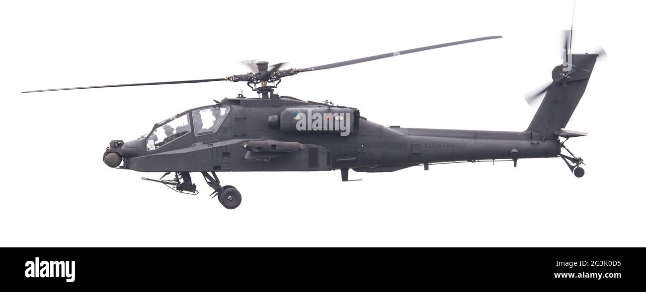 LEEUWARDEN, PAESI BASSI - giu 11, 2016: Boeing AH-64 attacco Apache elicottero volando una demo durante il Royal Netherlands Air Foto Stock