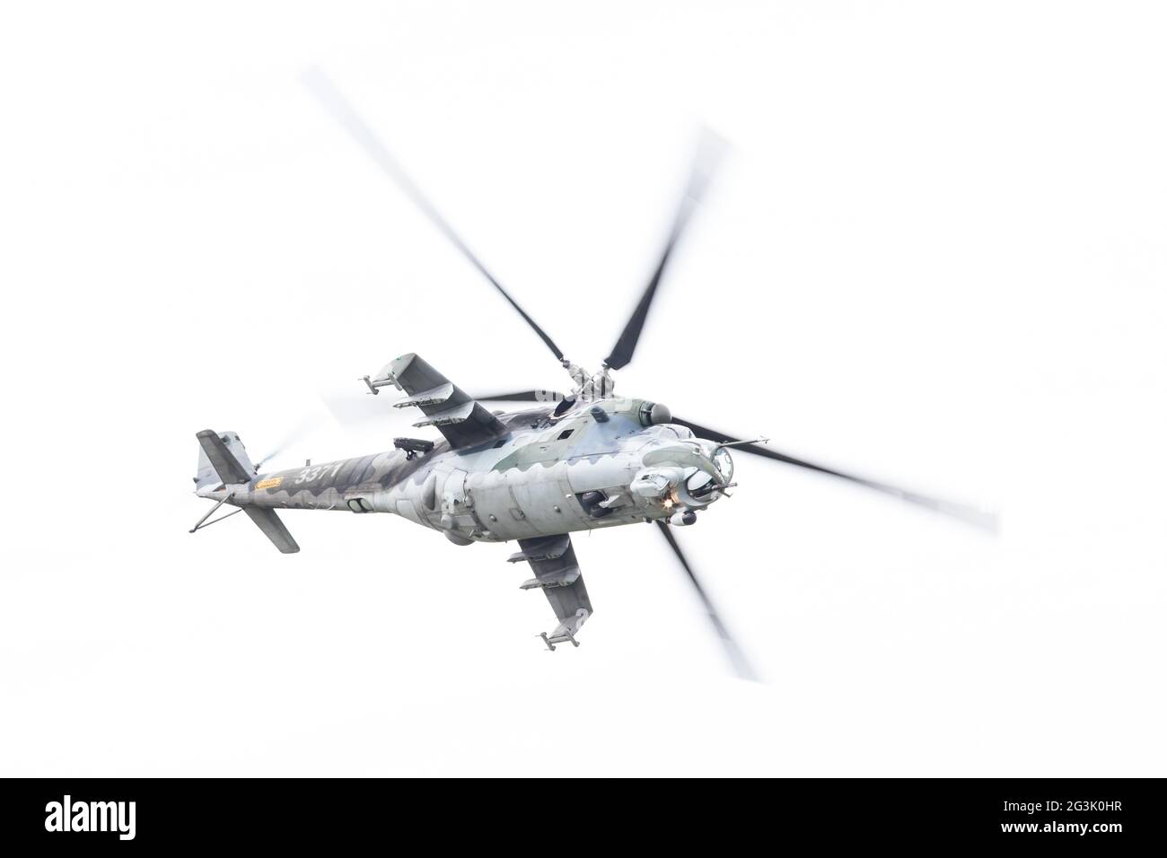 LEEUWARDEN, PAESI BASSI - giu 10, 2016: Repubblica ceca Air Force Mil Mi-24 Hind elicottero d'assalto di eseguire una dimostrazione Foto Stock