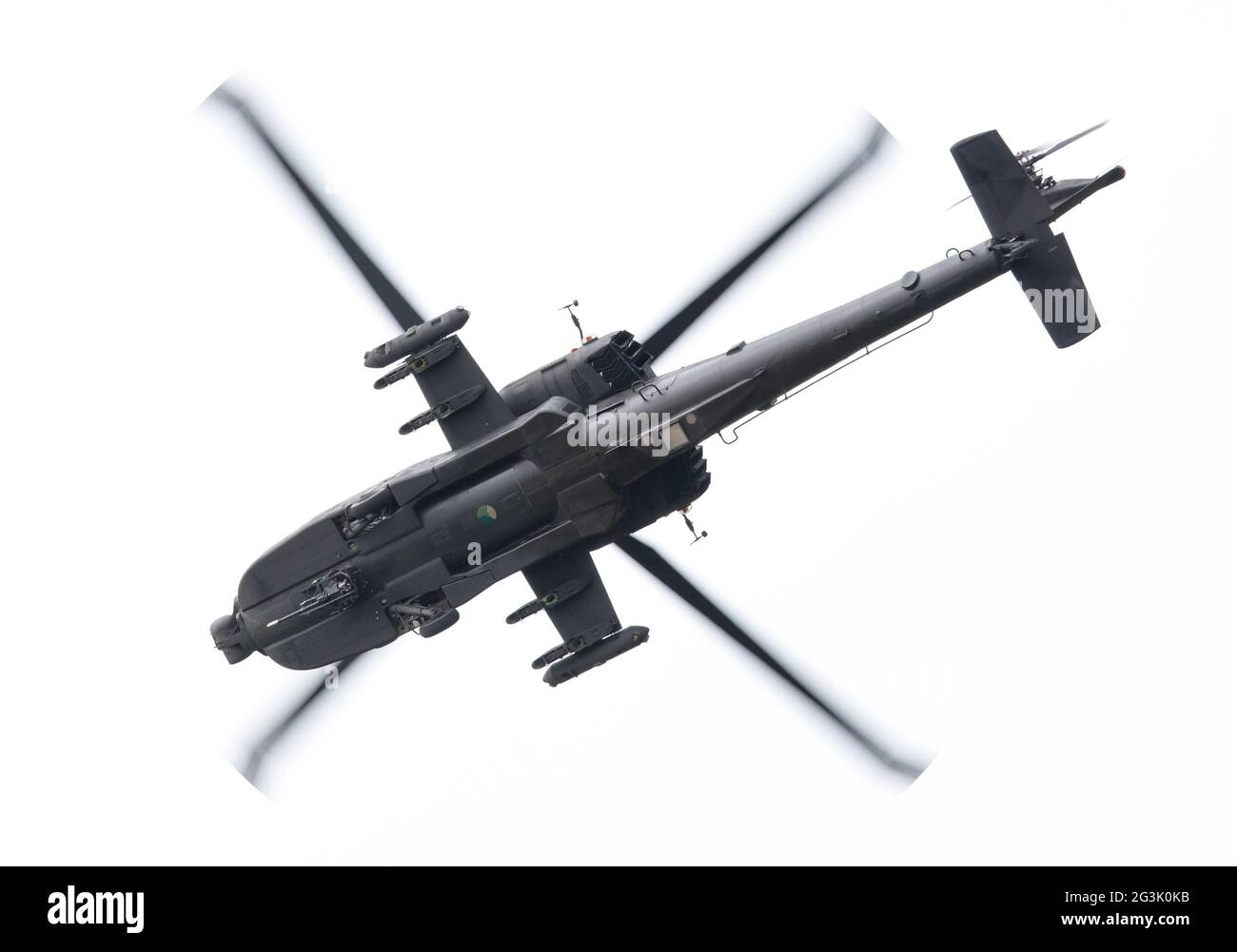 LEEUWARDEN, PAESI BASSI - giu 11, 2016: Boeing AH-64 attacco Apache elicottero volando una demo durante il Royal Netherlands Air Foto Stock