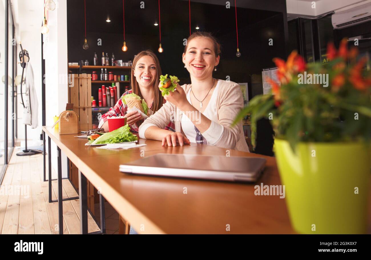 Migliori amici onorevoli mangiare in cafe Foto Stock