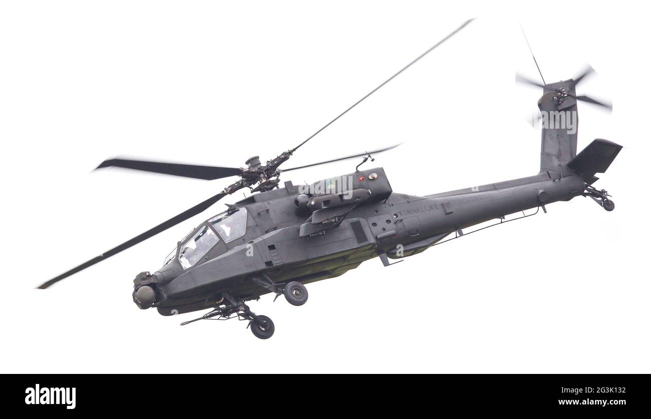 LEEUWARDEN, PAESI BASSI - giu 11, 2016: Boeing AH-64 attacco Apache elicottero volando una demo durante il Royal Netherlands Air Foto Stock