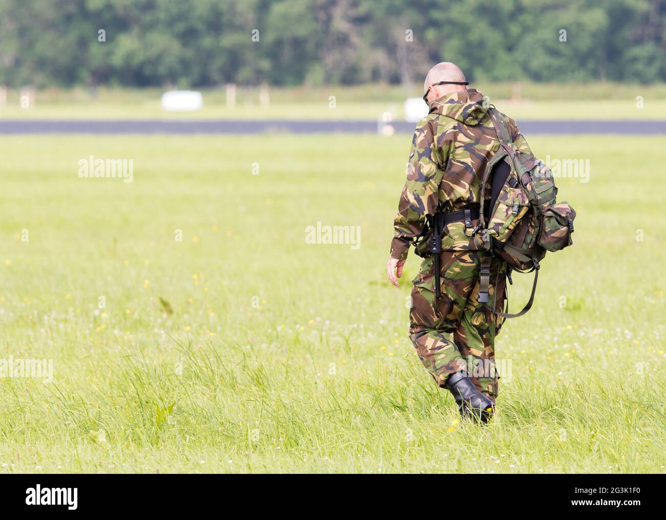 LEEUWARDEN, Paesi Bassi - 9 giugno; guardia militare a piedi la pista durante il Royal Netherlands Air Force giorni. Foto Stock