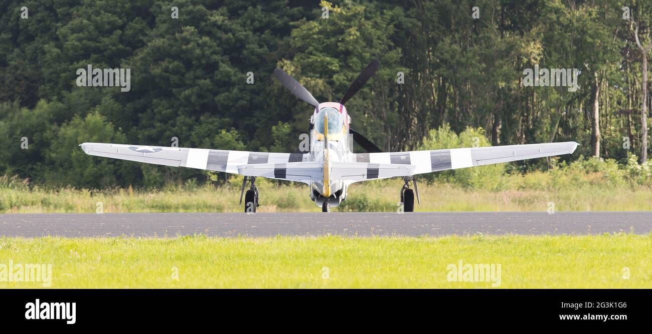 LEEUWARDEN, Paesi Bassi - 10 giugno: P51 Mustang visualizzazione presso la Dutch Air Force Open House. Giugno 10, 2016 in Leeuwarden, Th Foto Stock