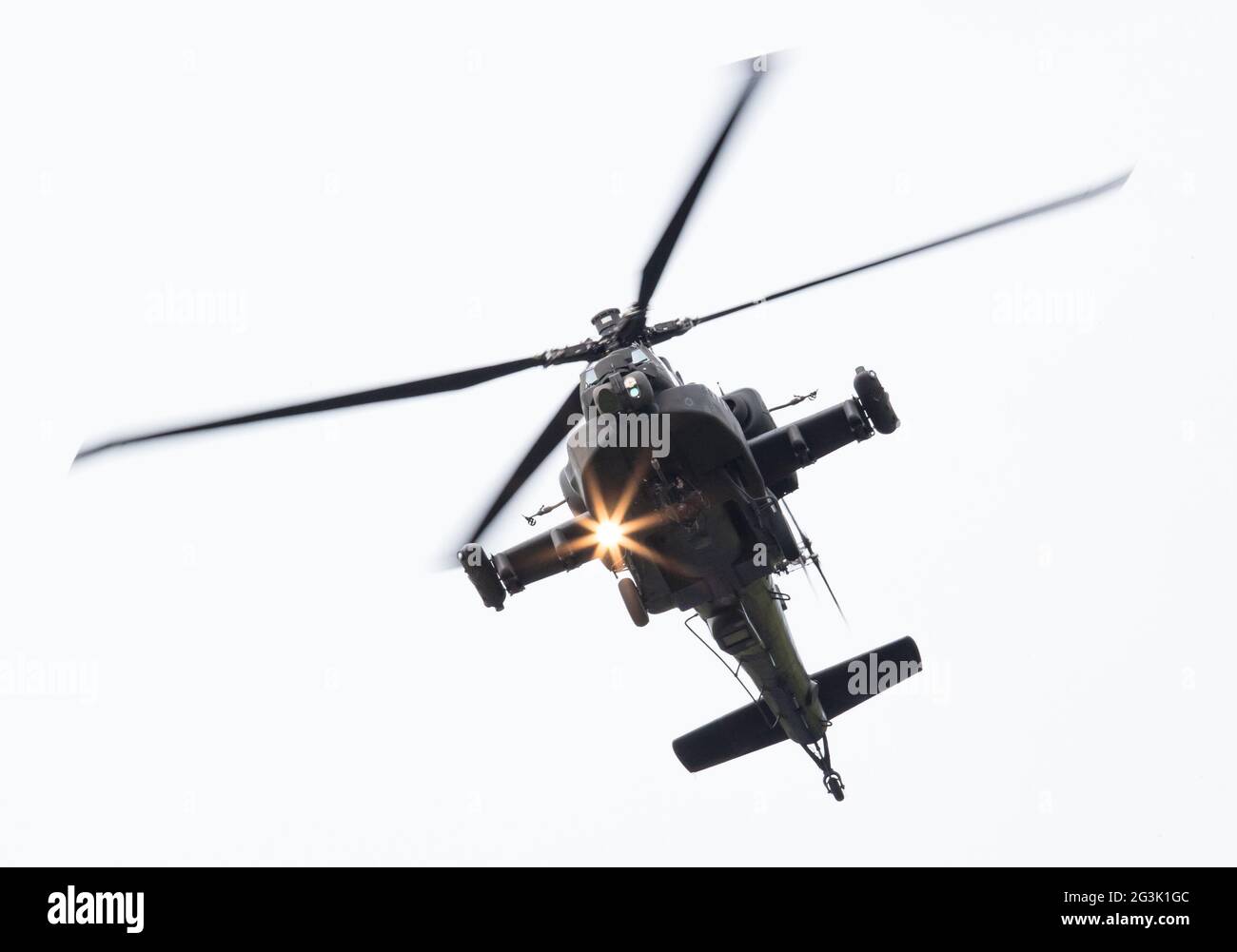 LEEUWARDEN, PAESI BASSI - giu 11, 2016: Boeing AH-64 attacco Apache elicottero volando una demo durante il Royal Netherlands Air Foto Stock