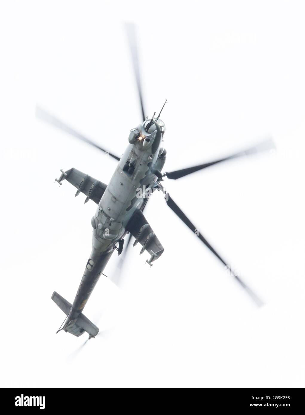 LEEUWARDEN, PAESI BASSI - giu 10, 2016: Repubblica ceca Air Force Mil Mi-24 Hind elicottero d'assalto di eseguire una dimostrazione Foto Stock
