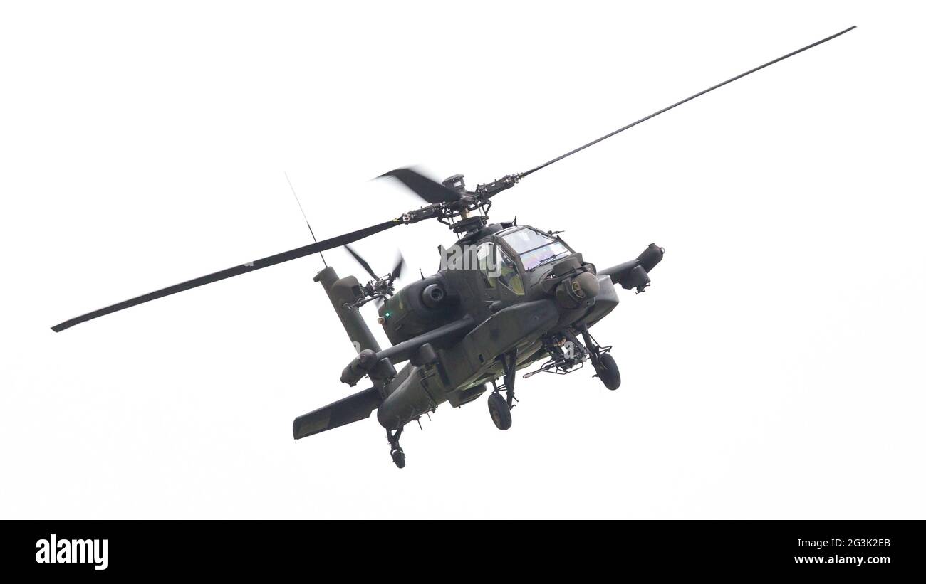 LEEUWARDEN, PAESI BASSI - giu 11, 2016: Boeing AH-64 attacco Apache elicottero volando una demo durante il Royal Netherlands Air Foto Stock